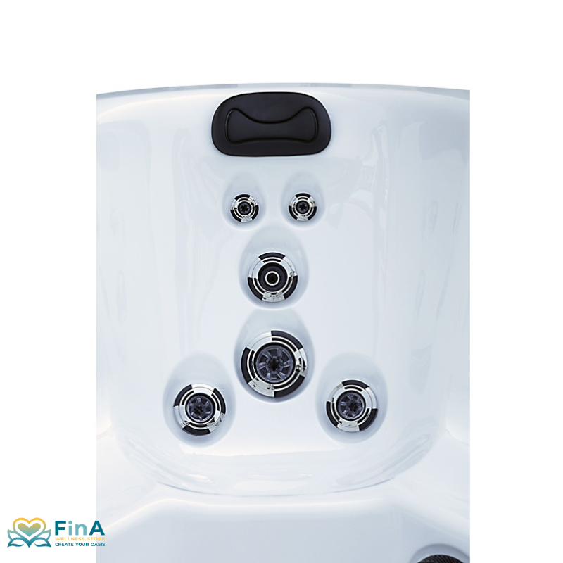 Detailansicht des Platinum Spas St Tropez Deluxe Whirlpools – ergonomischer Sitzbereich mit Nackenkissen und sechs Massagedüsen in vertikaler Anordnung, präsentiert von FinA Wellness Store.